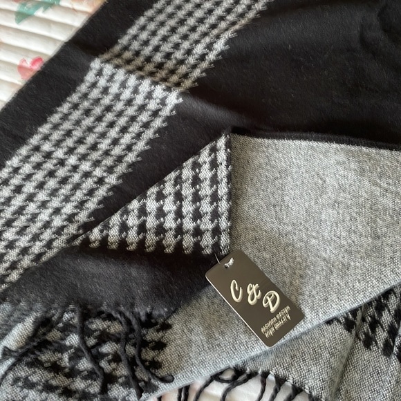 Shawl/open poncho - Picture 2 of 3